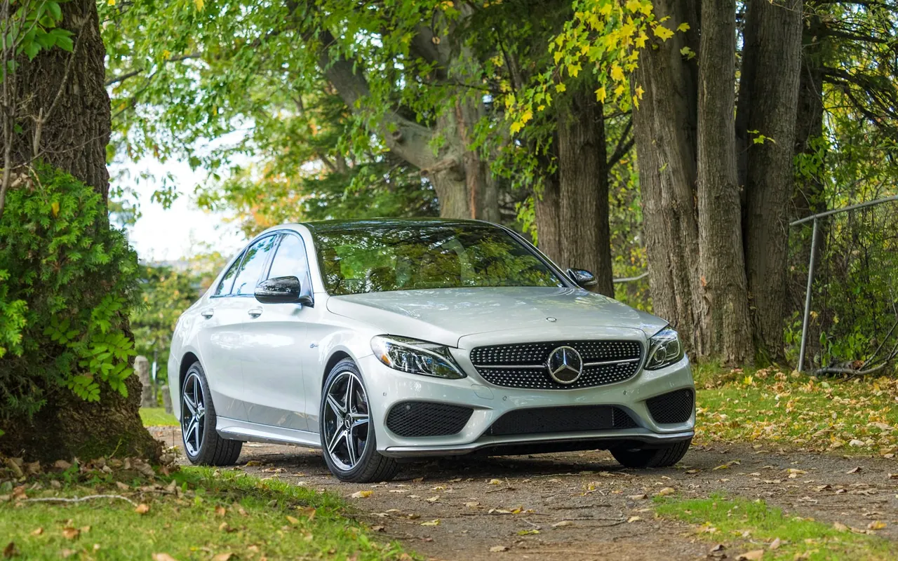 รถเก๋ง Mercedes-Benz สีเงินจอดในสวน