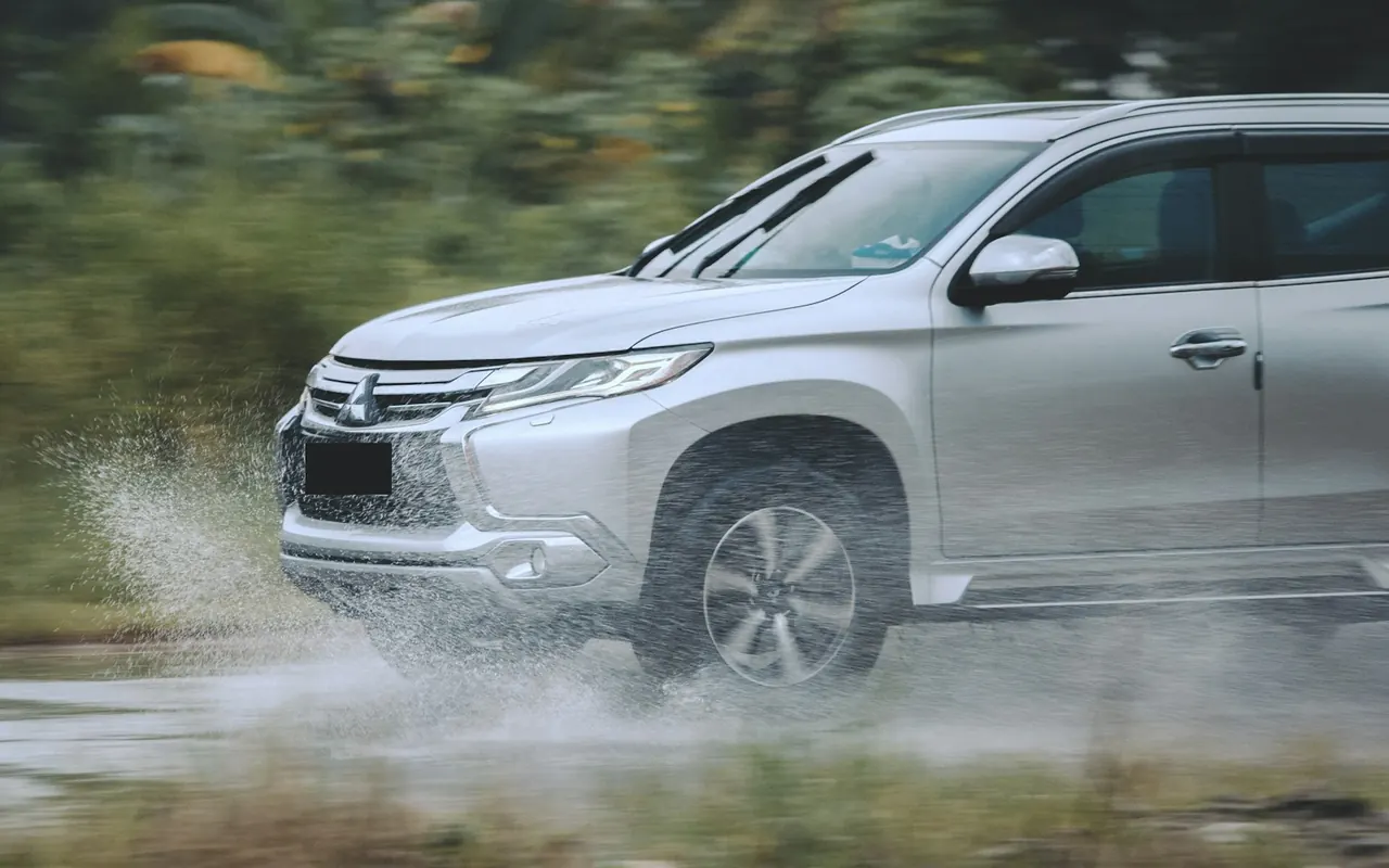 Mitsubishi Pajero Sport สีเงินวิ่งลุยน้ำ