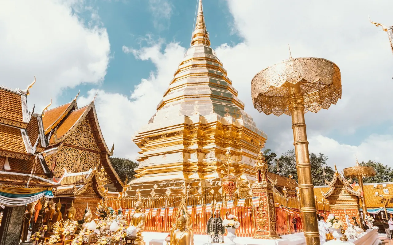 พระธาตุดอยสุเทพสีทองใต้ท้องฟ้าสดใส