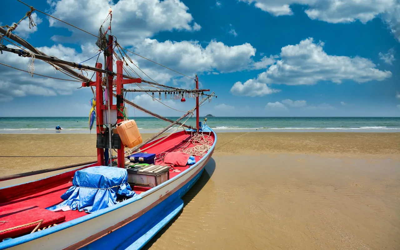 เรือประมงจอดบนชายหาดหัวหิน