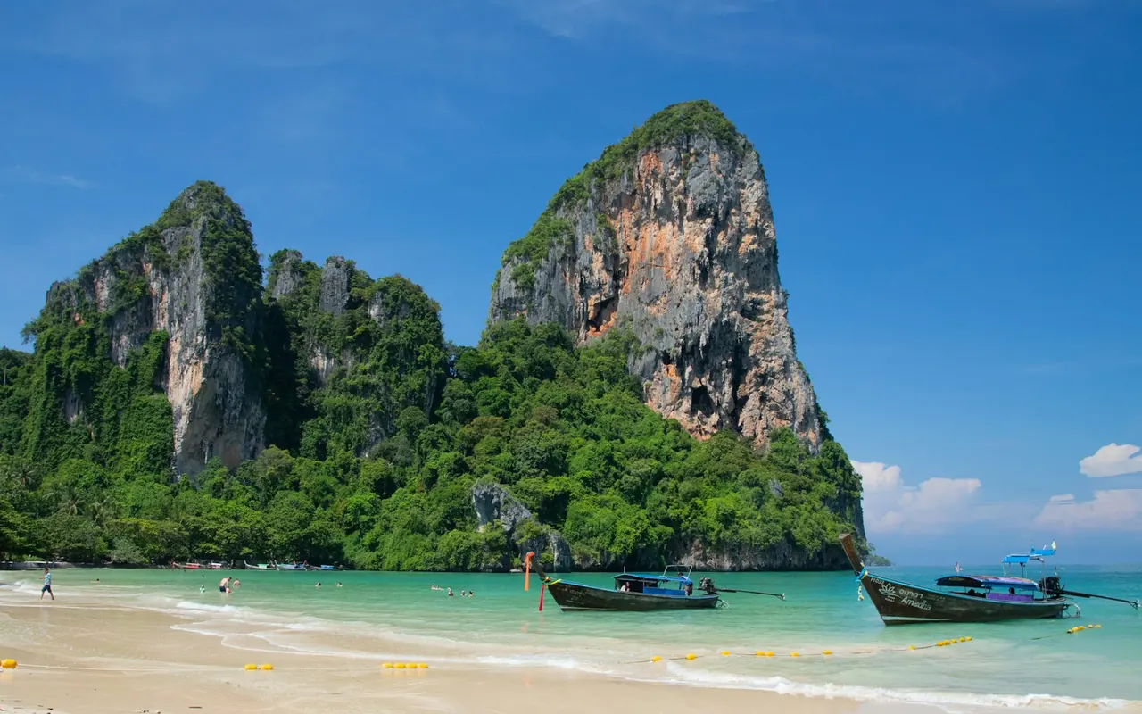 ผาหินปูนและเรือหางยาวริมชายหาดกระบี่