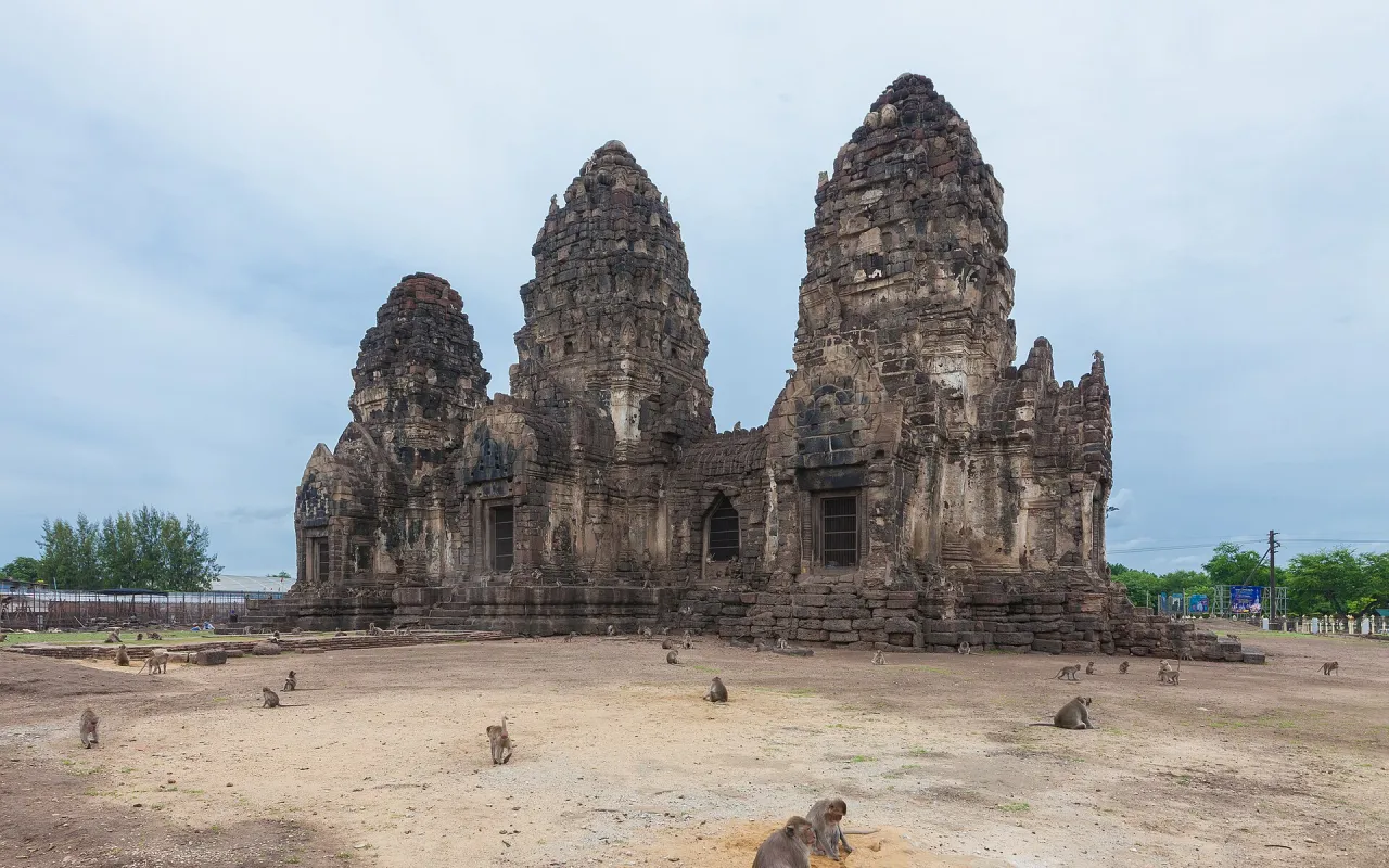 พระปรางค์สามยอดศิลาแลงสามองค์กลางเมืองลพบุรี มีฝูงลิงอยู่บนลานด้านหน้า