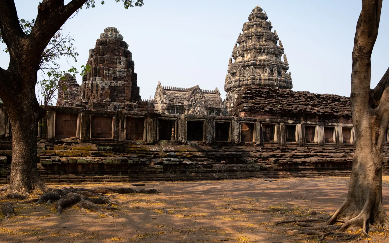 ปรางค์ประธานและระเบียงคดของปราสาทหินพิมาย มองจากทิศตะวันออก อุทยานประวัติศาสตร์พิมาย