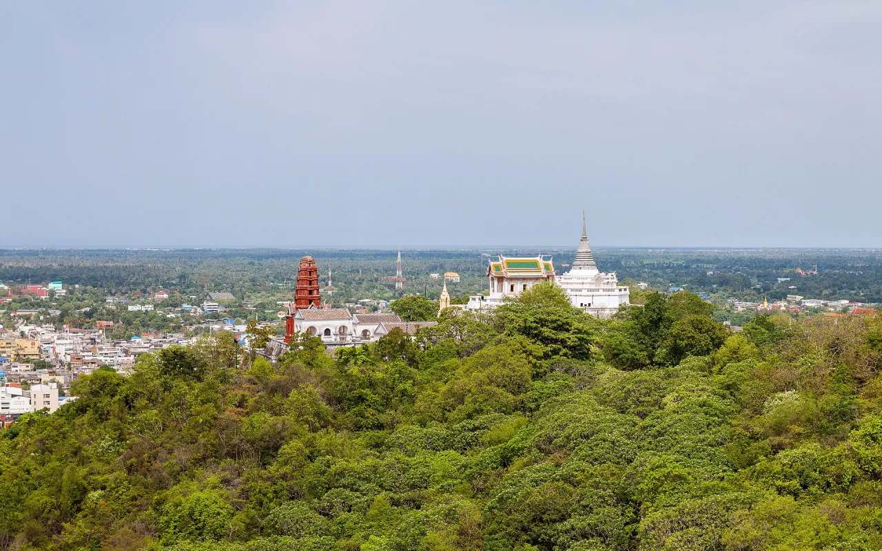 วัดพระแก้วน้อยบนยอดเขาวัง อุทยานประวัติศาสตร์พระนครคีรี เหนือแนวป่าและตัวเมืองเพชรบุรี