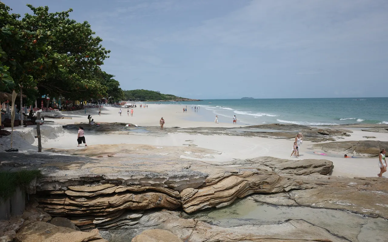 หาดทรายขาว โขดหินลายชั้น และน้ำทะเลสีฟ้าอมเขียวบนเกาะเสม็ด จังหวัดระยอง