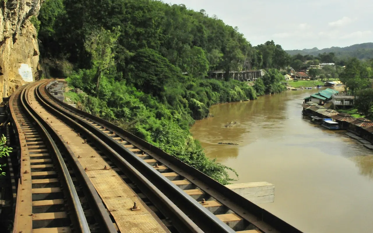 ทางรถไฟสายมรณะเลียบแม่น้ำแคว กาญจนบุรี