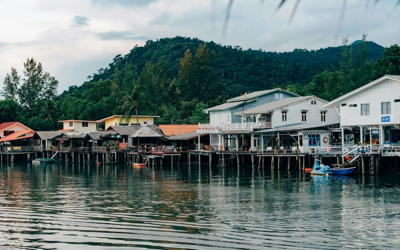 บ้านริมน้ำบนเสาไม้ใกล้หาดคลองพร้าว เกาะช้าง