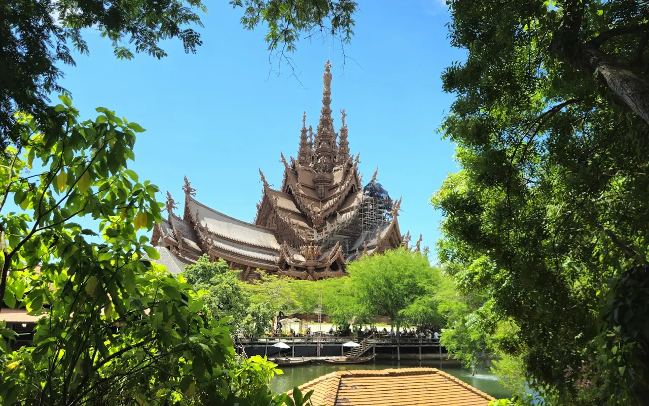 ปราสาทสัจธรรม พัทยา ท่ามกลางต้นไม้